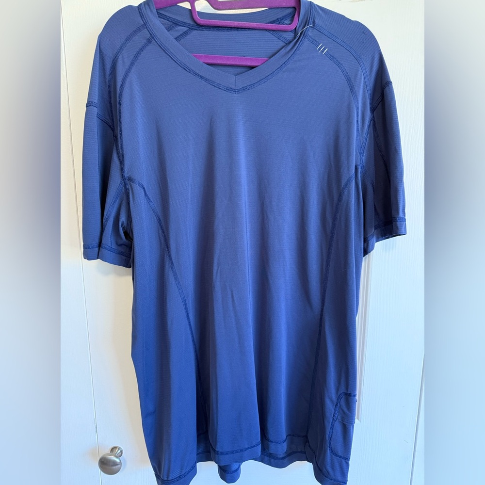 LULULEMON-Men's Blue V-Neck, short sleeve shirt. XL